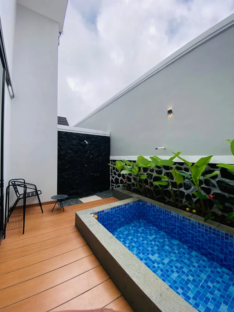 Crafting a Beautiful Green Oasis in a Small Balcony Space