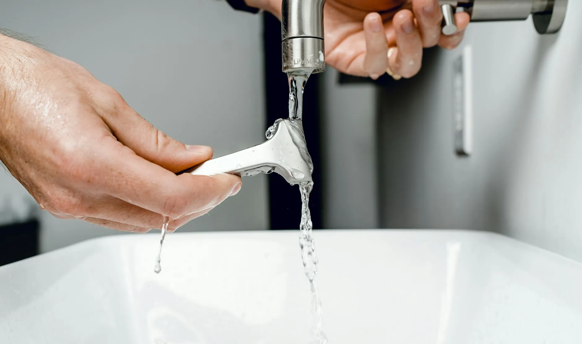 Simple Steps to Fix Your Own Leaking Faucet in Minutes